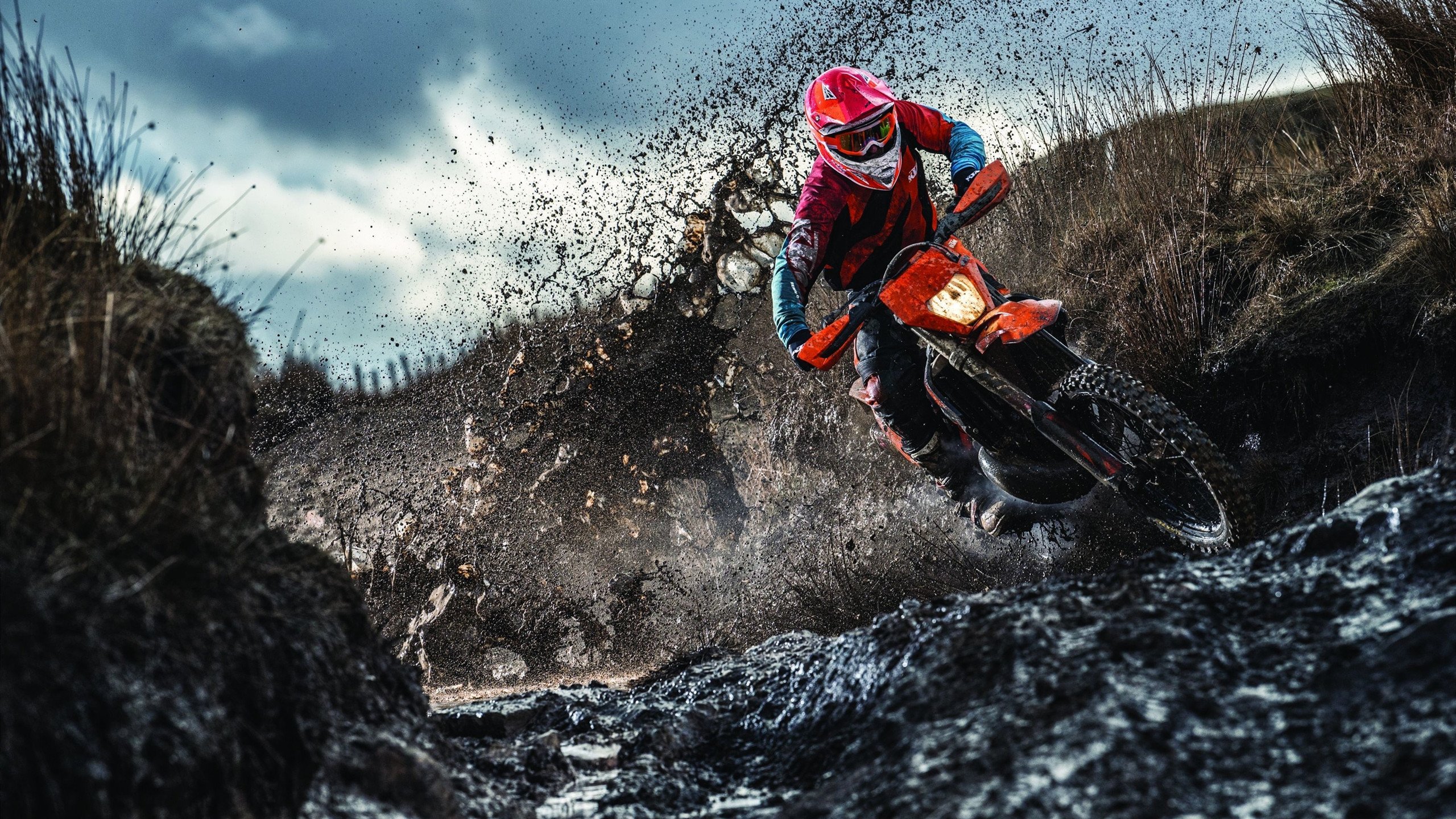 图穆亚的强力冲击帮助袋鼠队屡次突破对手防线，穆拉德忠·图伊奇耶夫